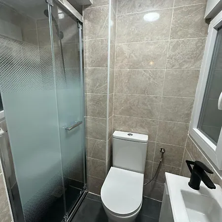 Familiar En El Centro De דירה לרדו